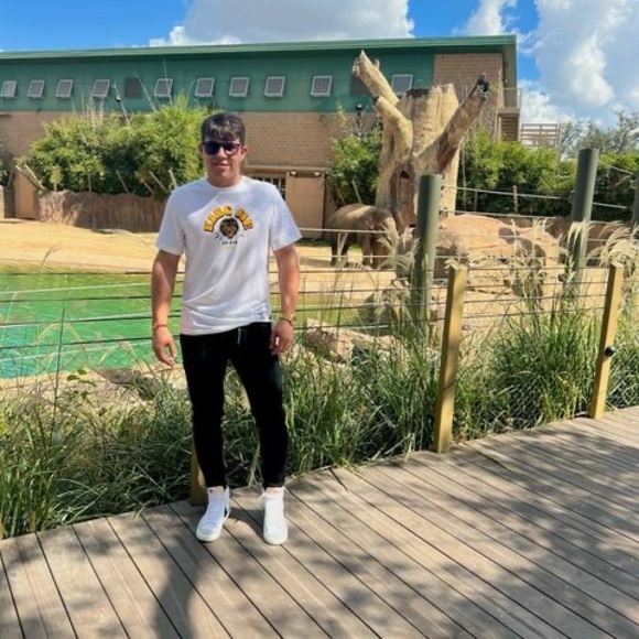 Meet your Posher, Andres - Picture 1 of 1